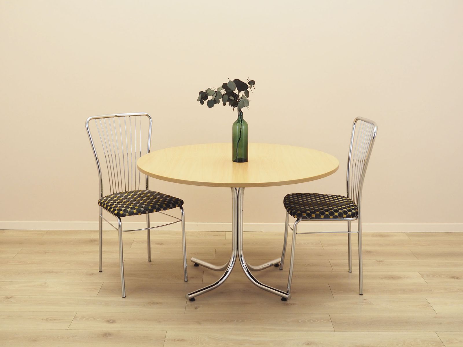 Table à manger ronde italienne, plateau en stratifié sur pied central chromé, années 1980 photo for sale