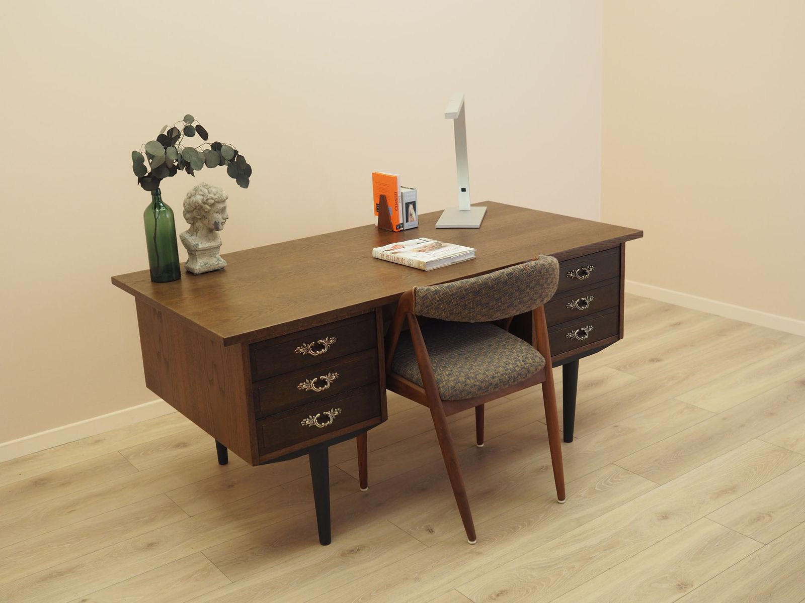 Bureau danois en placage de noyer à six tiroirs, années 1960 photo Mobilier