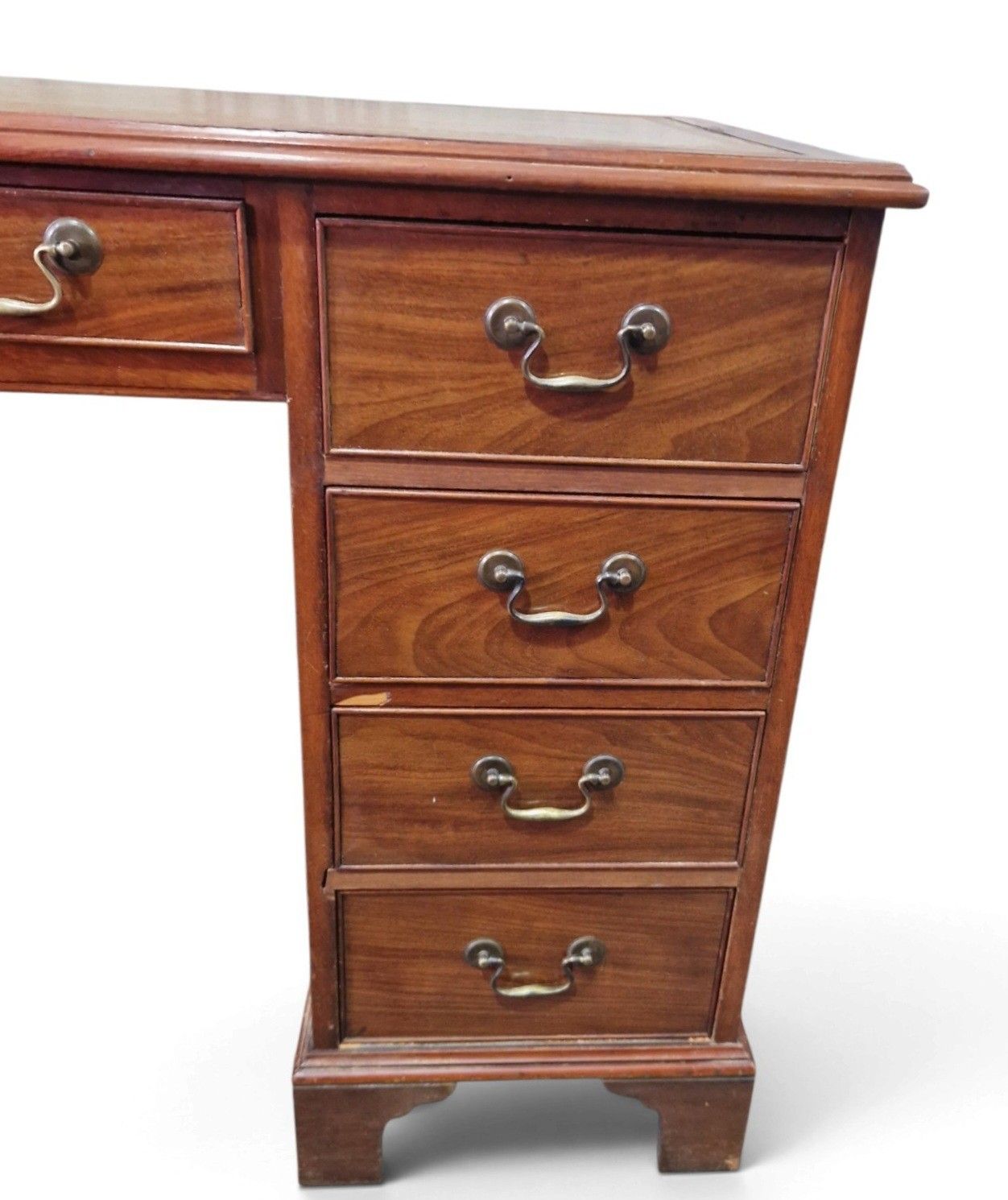 photo vintage Antique Mahogany Pedestal Desk Leather Top 9 Drawer Kneehole