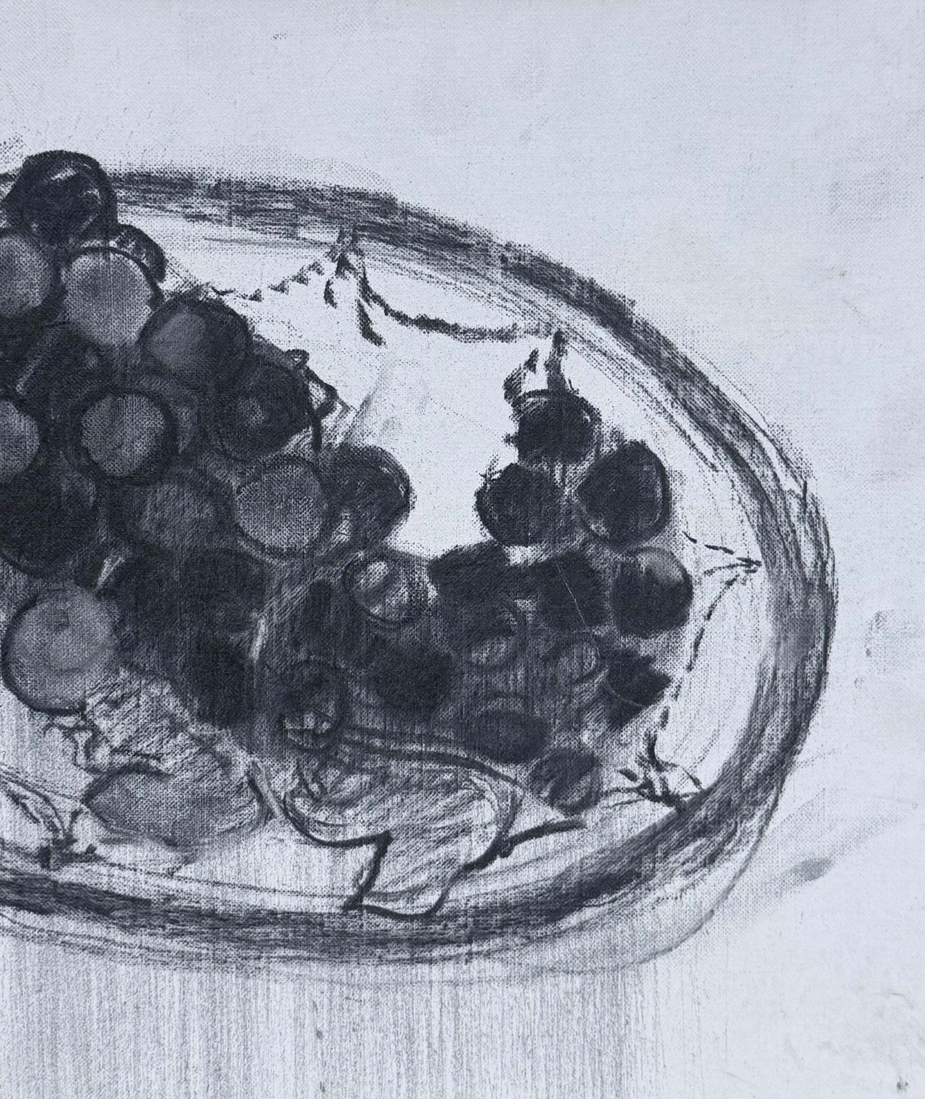 Nature morte en noir et blanc aux raisins, modernisme français, XXe siècle, dessin au fusain photo for sale