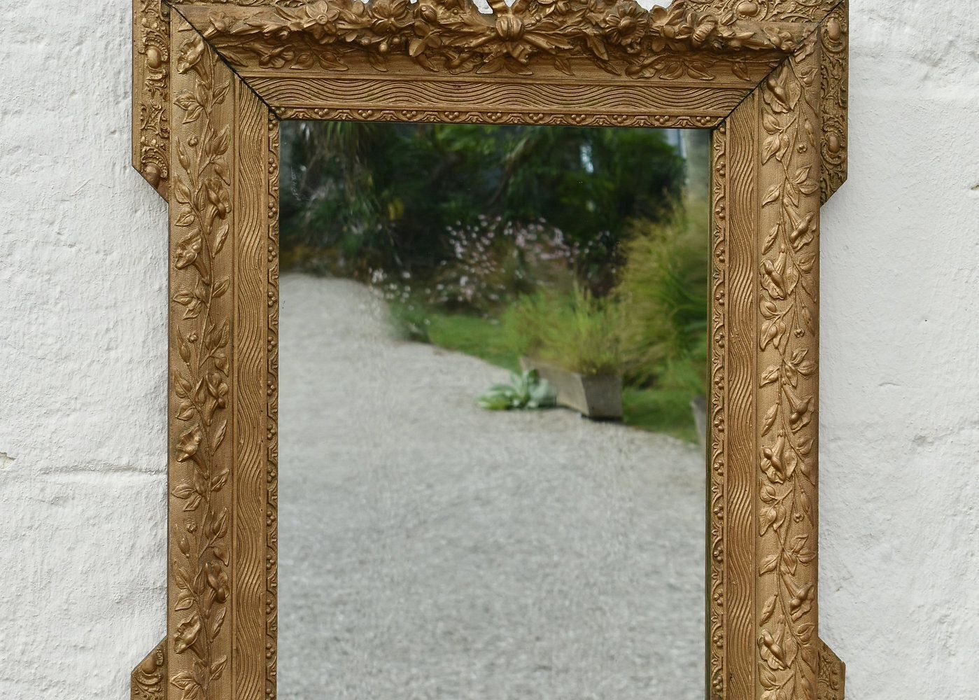 Miroir mural en bois doré d'époque, Napoléon III, style Louis XV, vers 1870.