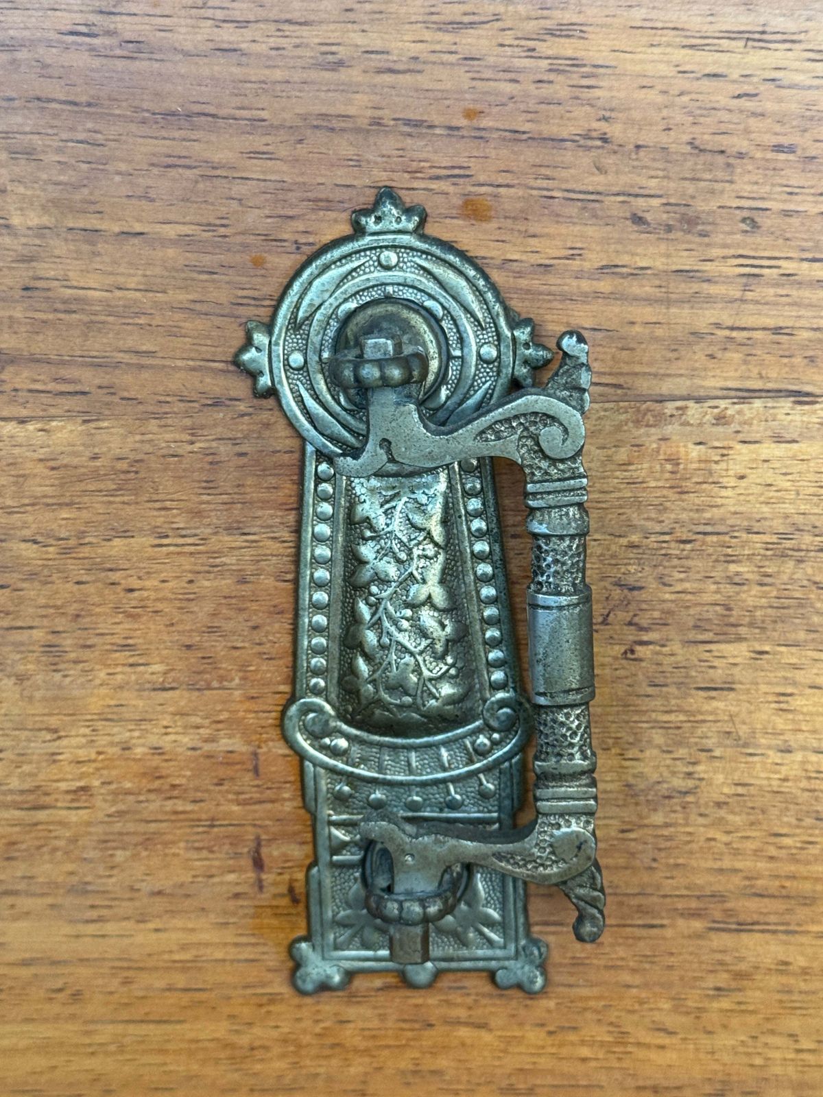 photo for sale Haute commode à sept tiroirs ou cabinet, XXe siècle, avec quincaillerie en laiton