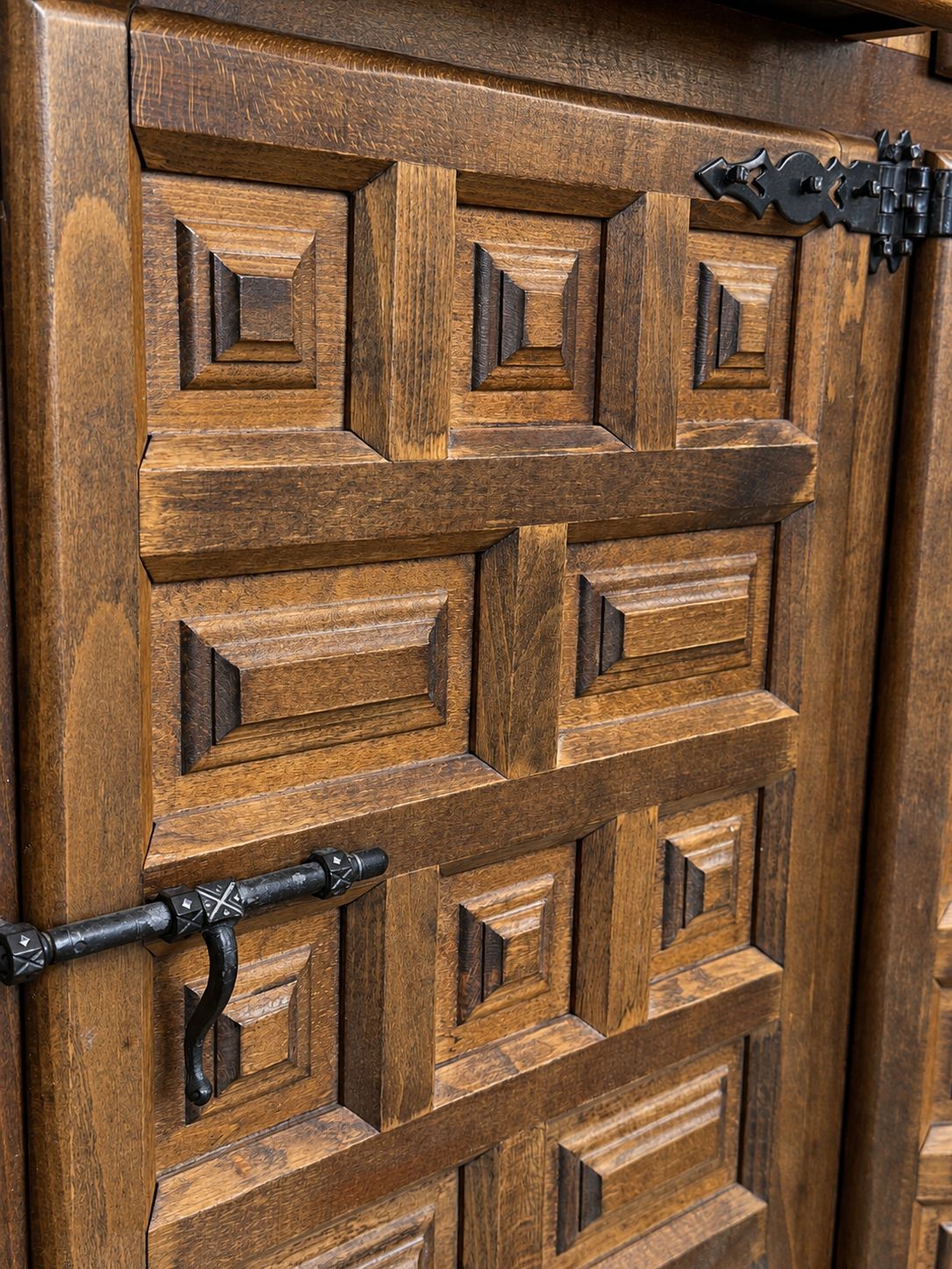 photo for sale Buffet espagnol rustique en bois sculpté avec ferrures forgées à la main, XXe siècle