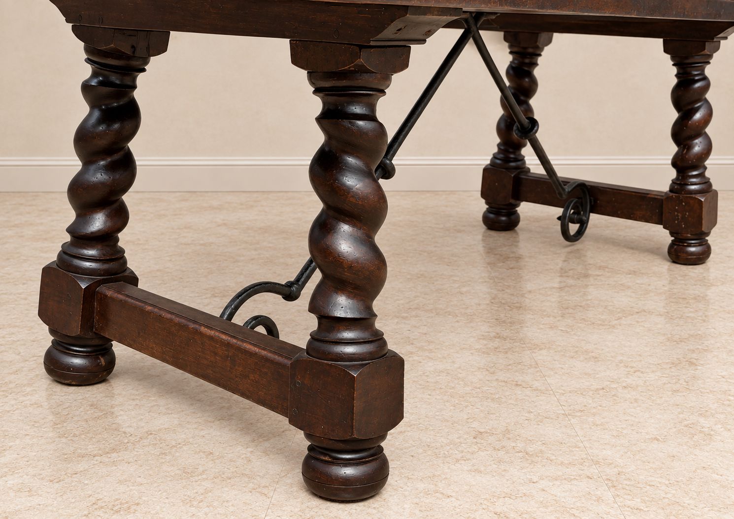 Table à manger espagnole d'époque XIXe siècle en bois massif, pieds torsadés et entretoise en fer photo buy
