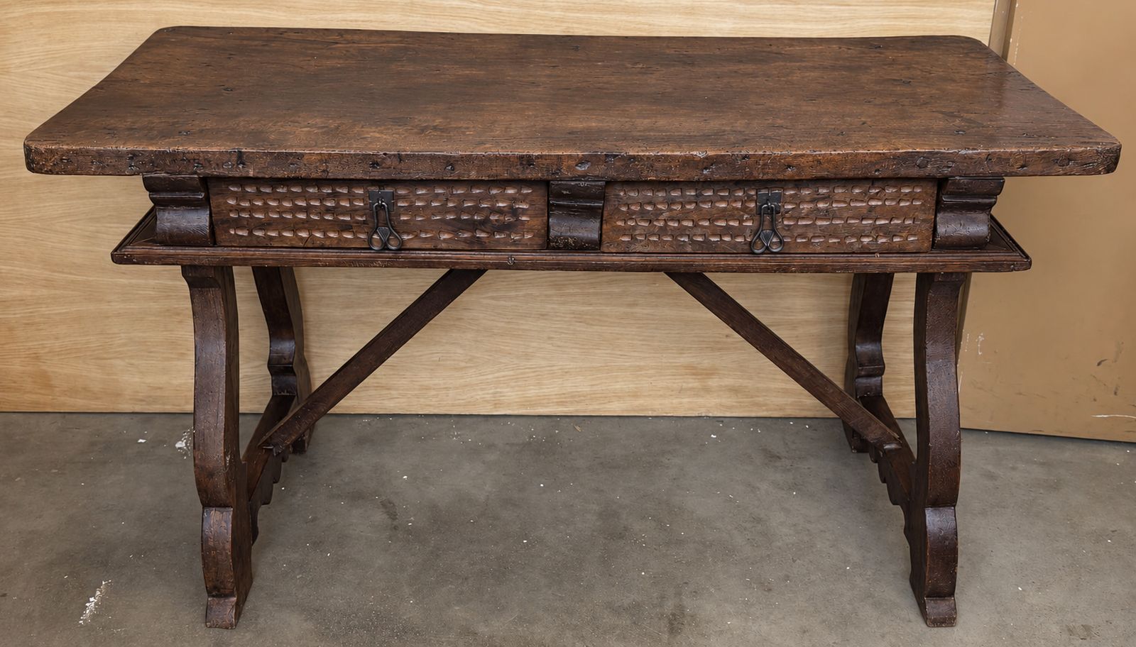 Table de bureau espagnole rustique en bois sculpté deux faces, avec tiroirs et ferrures en fer photo furniture