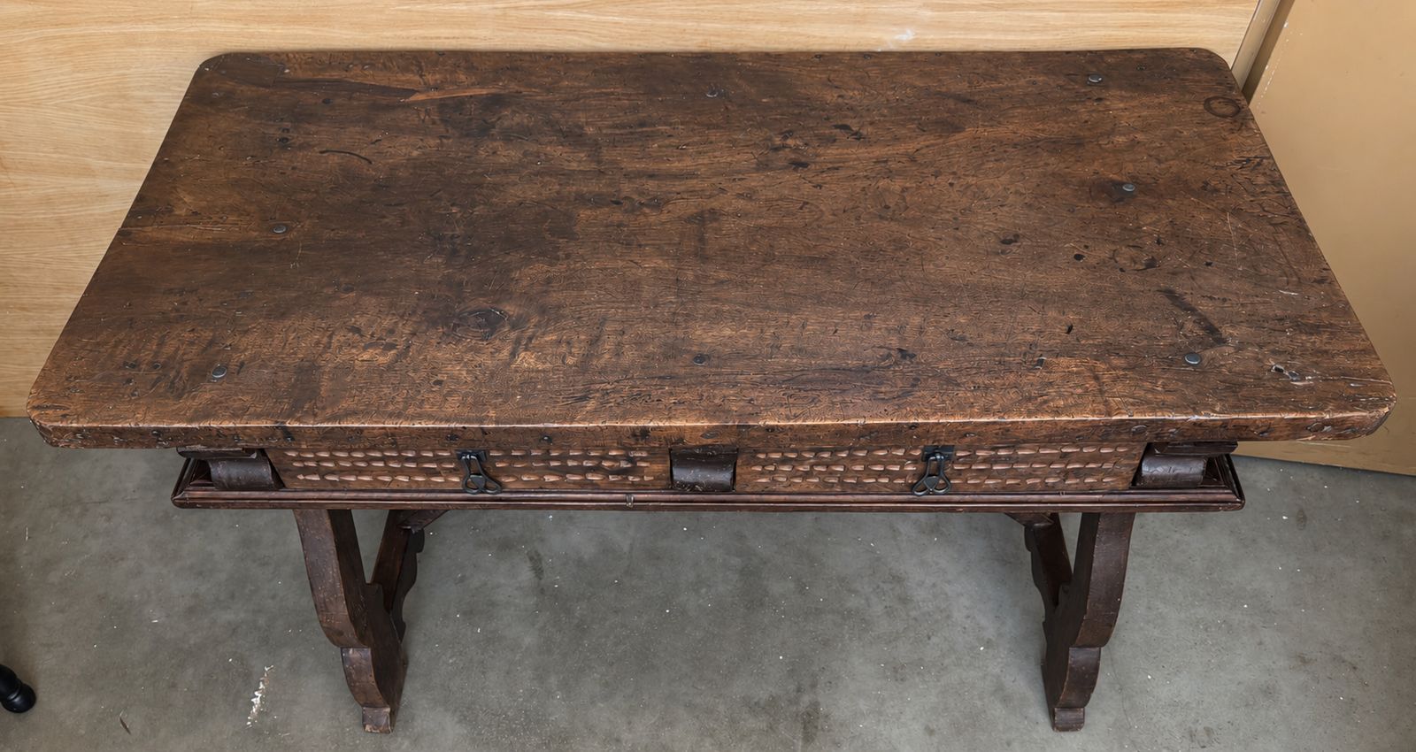Table de bureau espagnole rustique en bois sculpté deux faces, avec tiroirs et ferrures en fer photo 4816.0