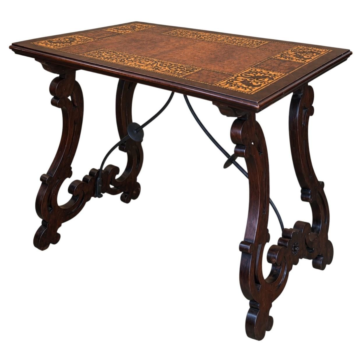 Table d'appoint espagnole en marqueterie, motifs d'oiseaux et entretoise en fer