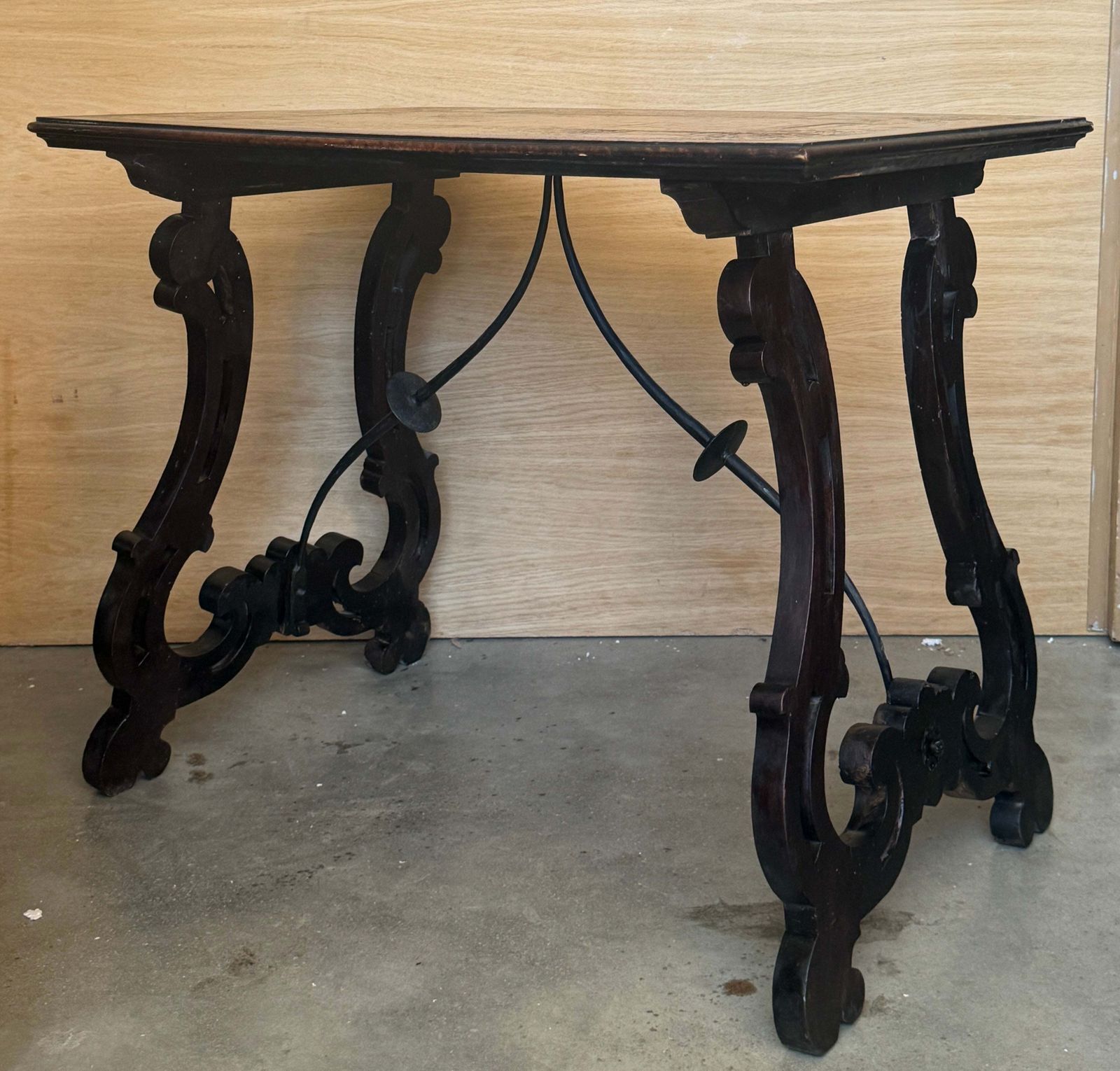 Table d'appoint espagnole en marqueterie, motifs d'oiseaux et entretoise en fer photo 2300.0