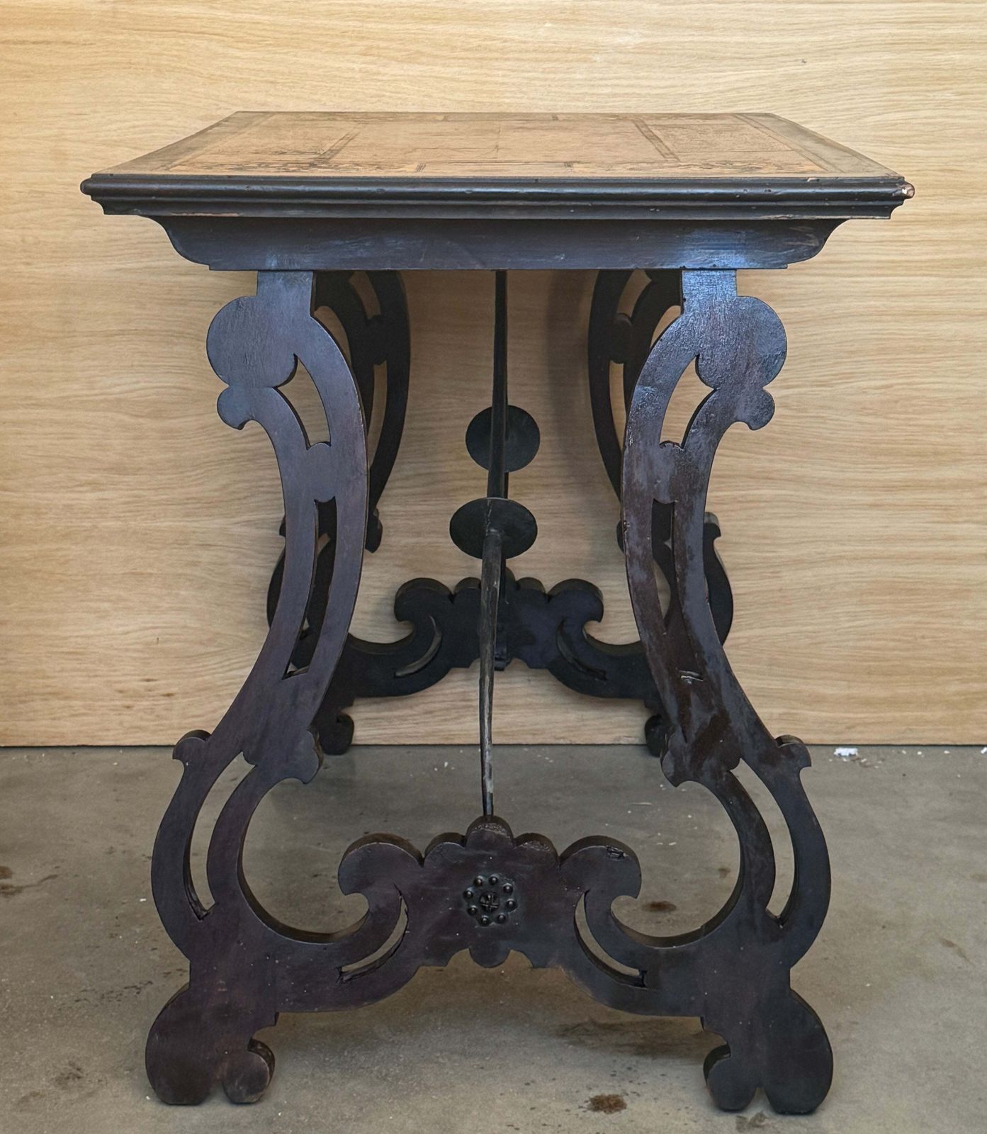 Table d'appoint espagnole en marqueterie, motifs d'oiseaux et entretoise en fer photo buy