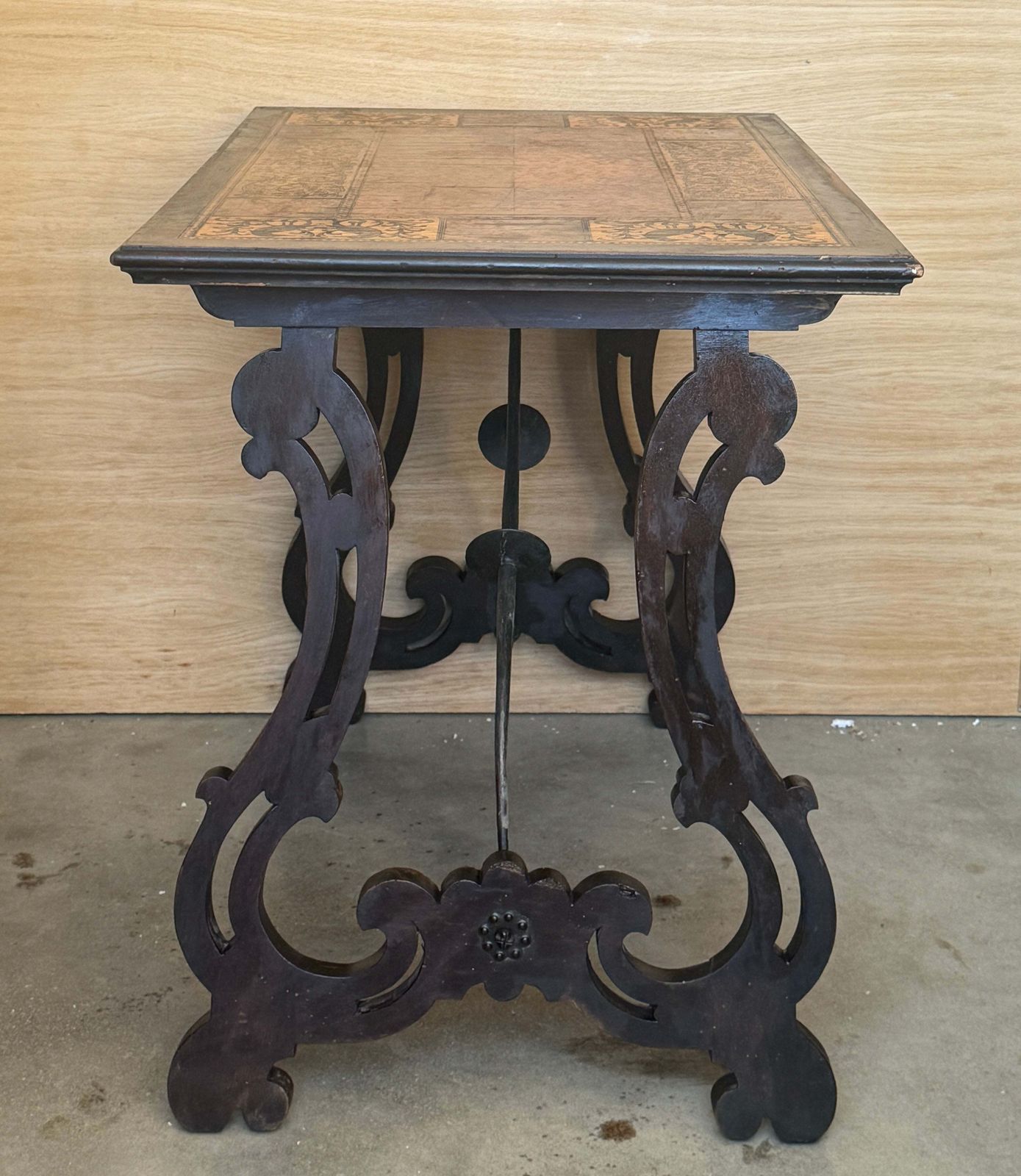 Table d'appoint espagnole en marqueterie, motifs d'oiseaux et entretoise en fer photo vintage