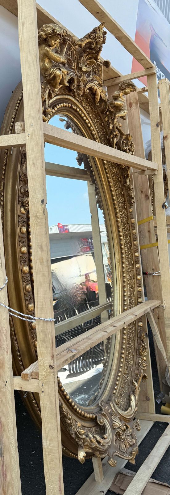 photo furniture Miroir ovale en bois doré de style Baroque Revival, à chérubins sculptés, 92 pouces
