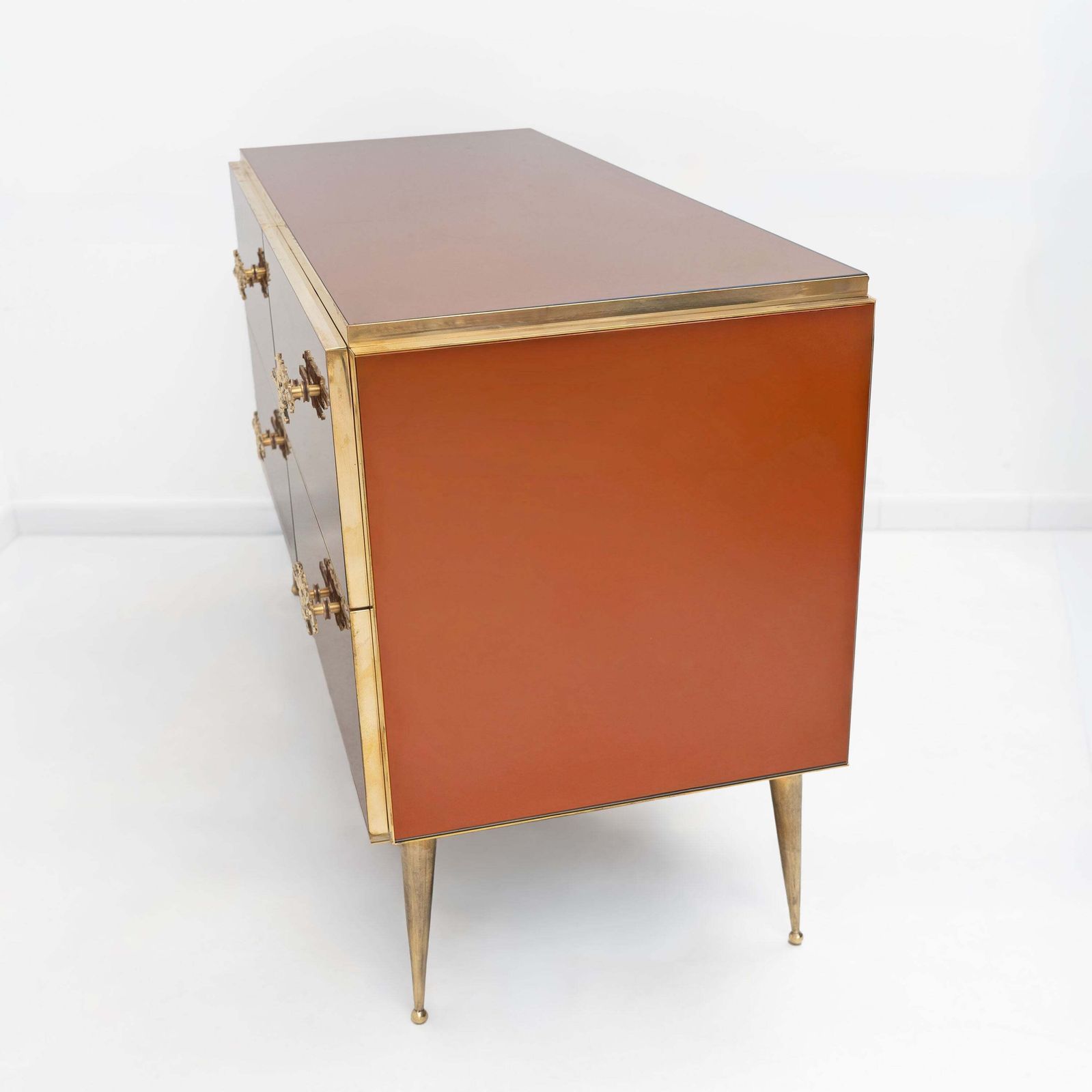 Amber Gespiegelde Ladekast Met Messing Accenten, Mid-Century Modern Stijl photo for sale