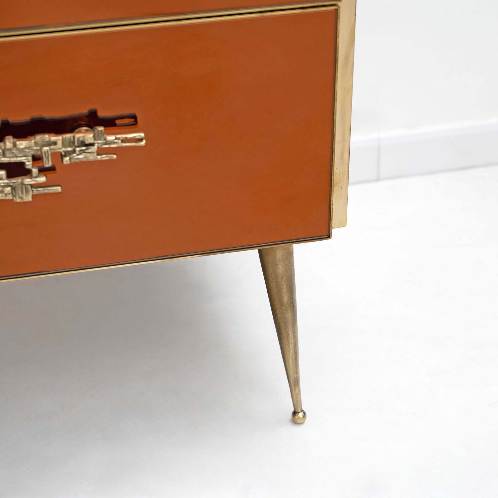 Amber Gespiegelde Ladekast Met Messing Accenten, Mid-Century Modern Stijl photo 6119.0