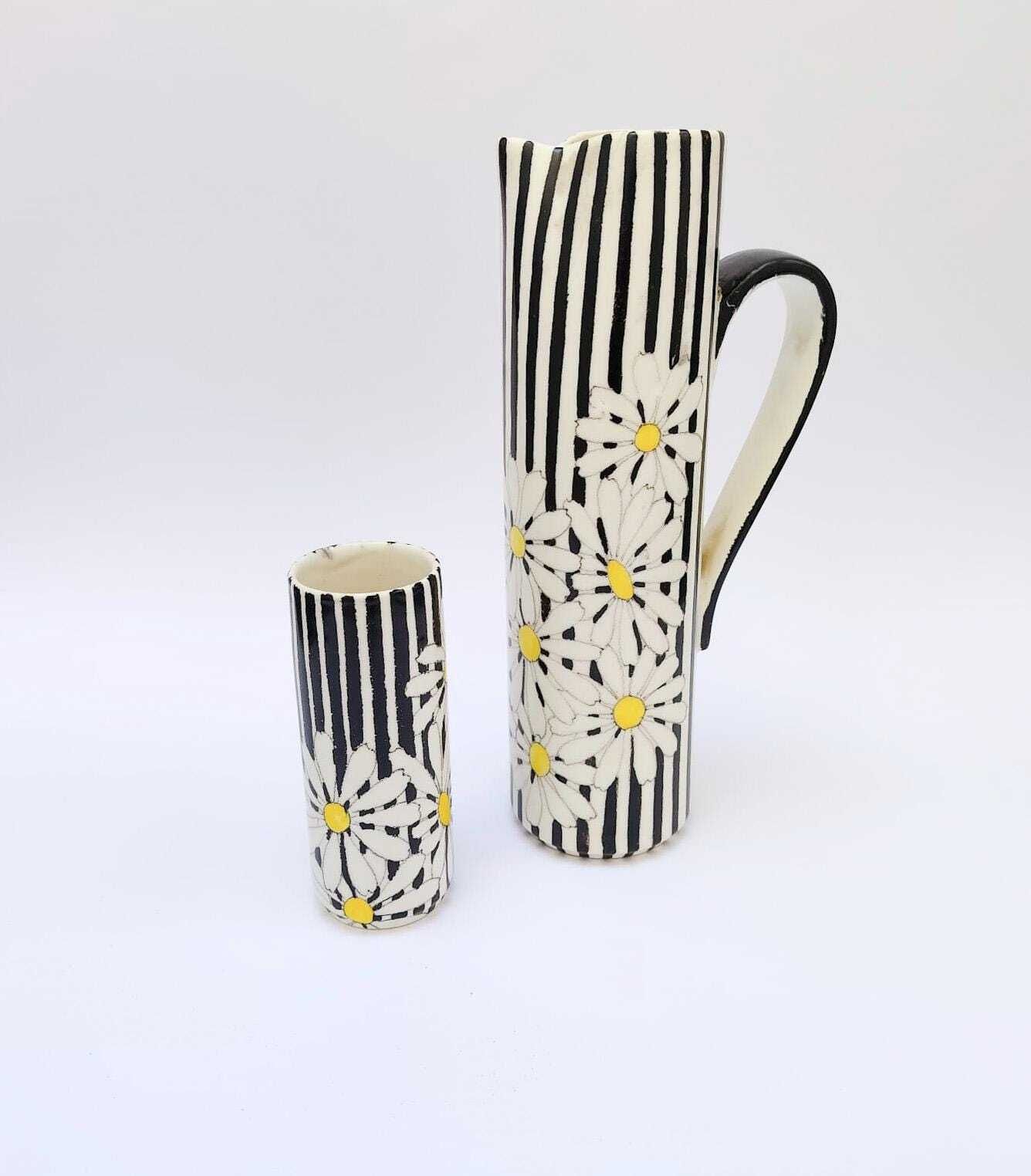 Ernestine Salerno zwart-wit keramieken kan en glas met madeliefjes, mid-century Italiaans design.