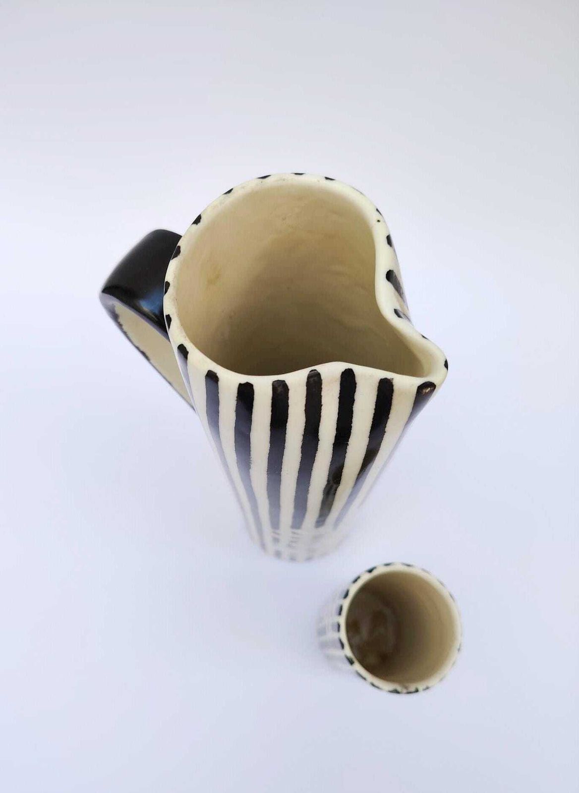 Ernestine Salerno zwart-wit keramieken kan en glas met madeliefjes, mid-century Italiaans design. photo Woonaccessoires