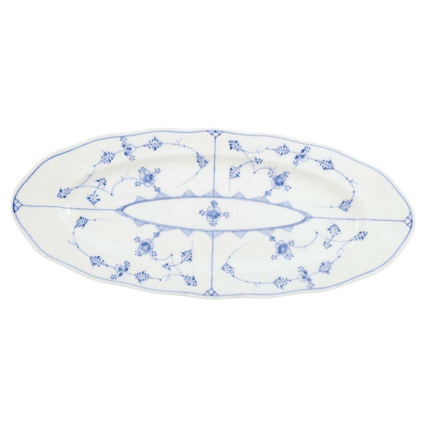 Royal Copenhagen, Blue Fluted Plain. Grand plat à poisson en porcelaine, début du XXe siècle.