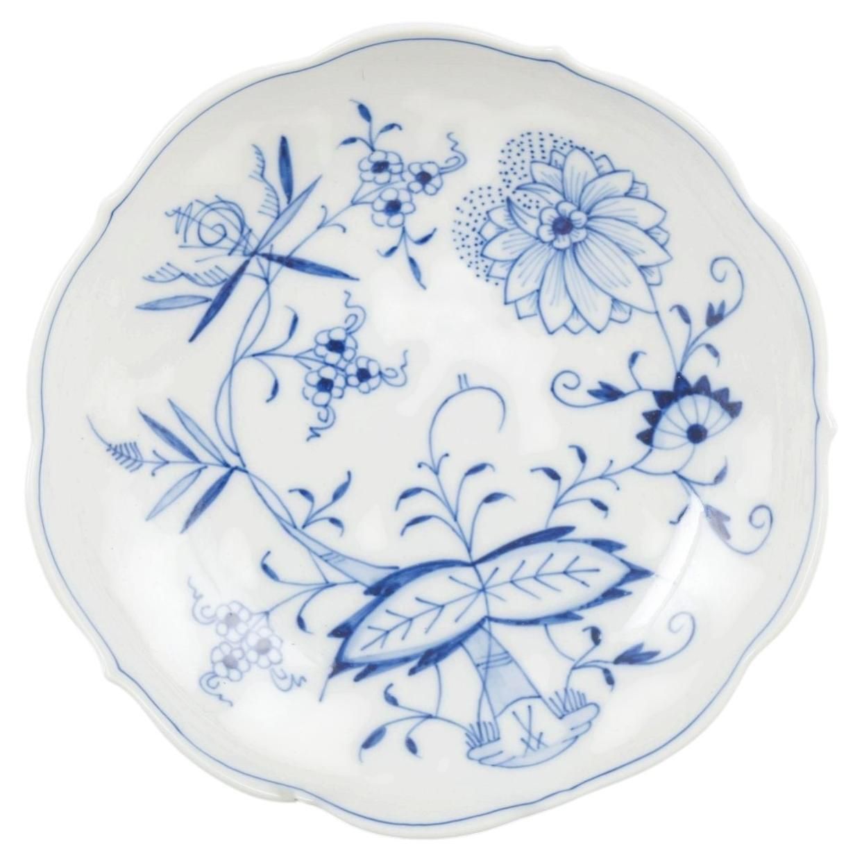Meissen, Allemagne. Bol en porcelaine « Onion Pattern ». Milieu du XXe siècle.