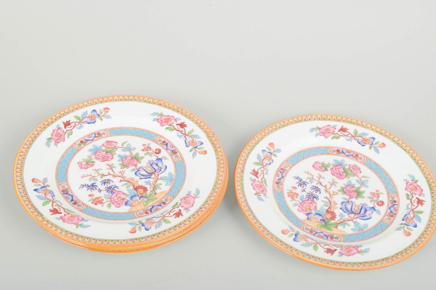 Cauldon China, Angleterre. Quatre assiettes en faïence à motif floral oriental. photo furniture
