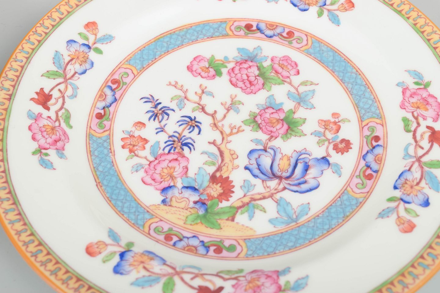 Cauldon China, Angleterre. Quatre assiettes en faïence à motif floral oriental. photo for sale