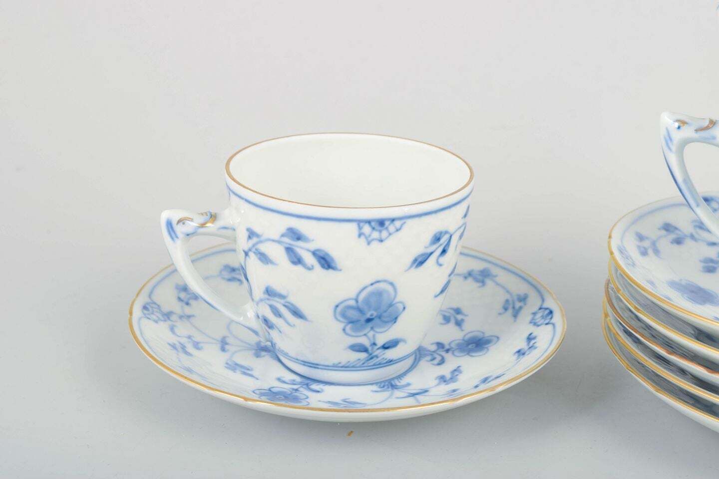 Bing & Grøndahl. Service de six tasses à café « Kipling » avec soucoupes. Milieu du XXe siècle. photo for sale