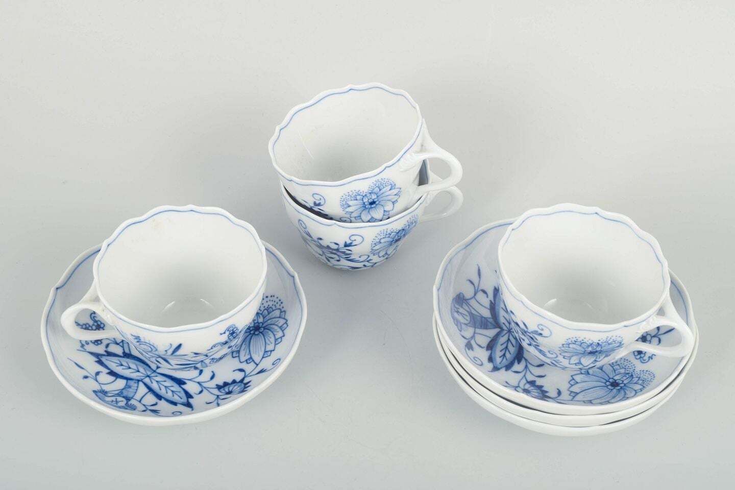 Meissen. Service de quatre tasses à café avec soucoupes, « Onion Pattern ». Milieu du XXe siècle. photo furniture