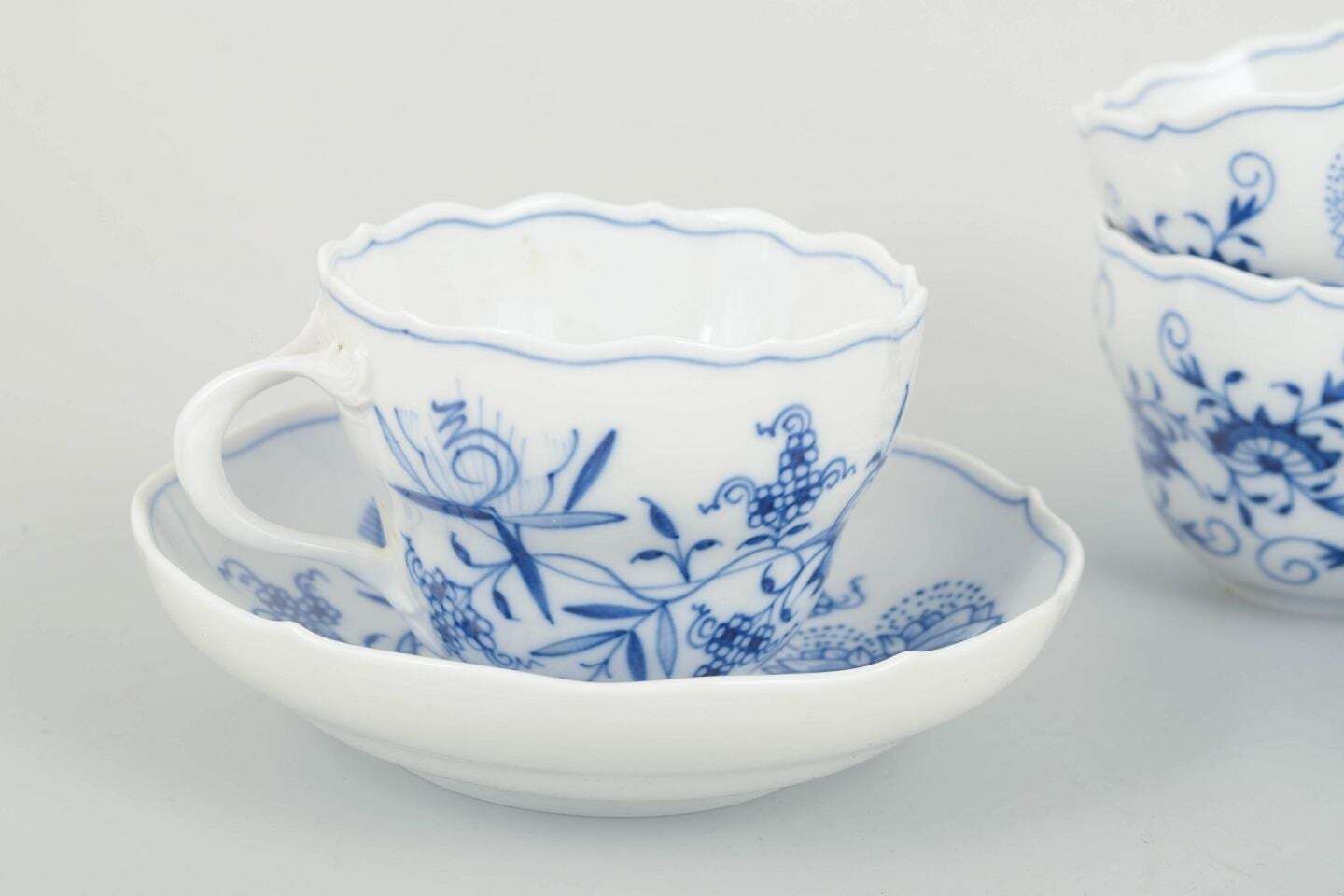 Meissen. Service de quatre tasses à café avec soucoupes, « Onion Pattern ». Milieu du XXe siècle. photo for sale