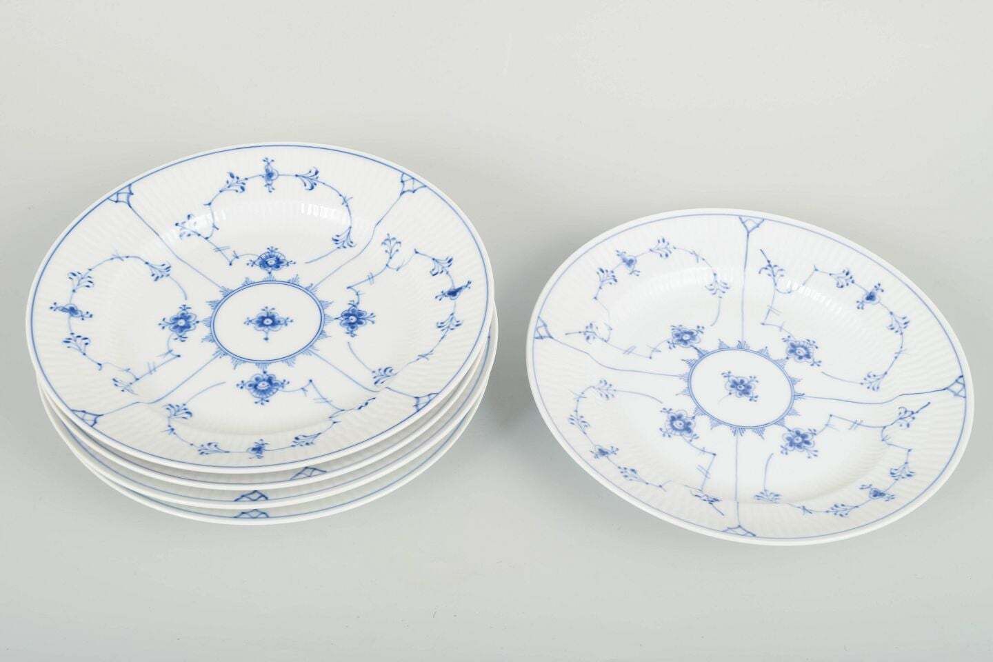 Royal Copenhagen, Blue Fluted Plain. Cinq assiettes à déjeuner en porcelaine, années 1950. photo furniture