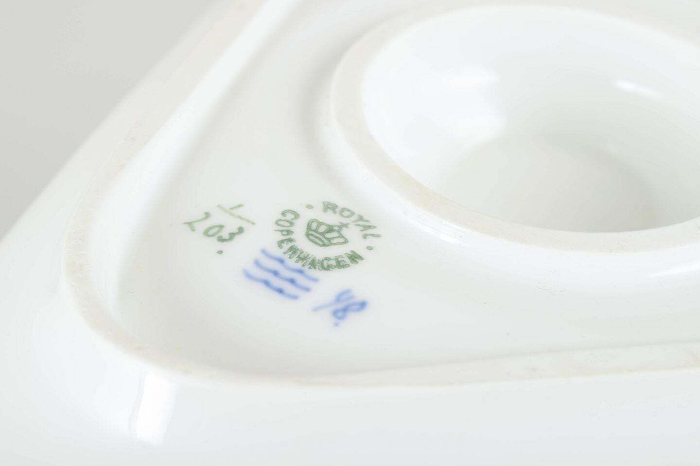 Royal Copenhagen, Blue Fluted Plain. Saucière en porcelaine tricorne, 1898-1923. photo Décoration