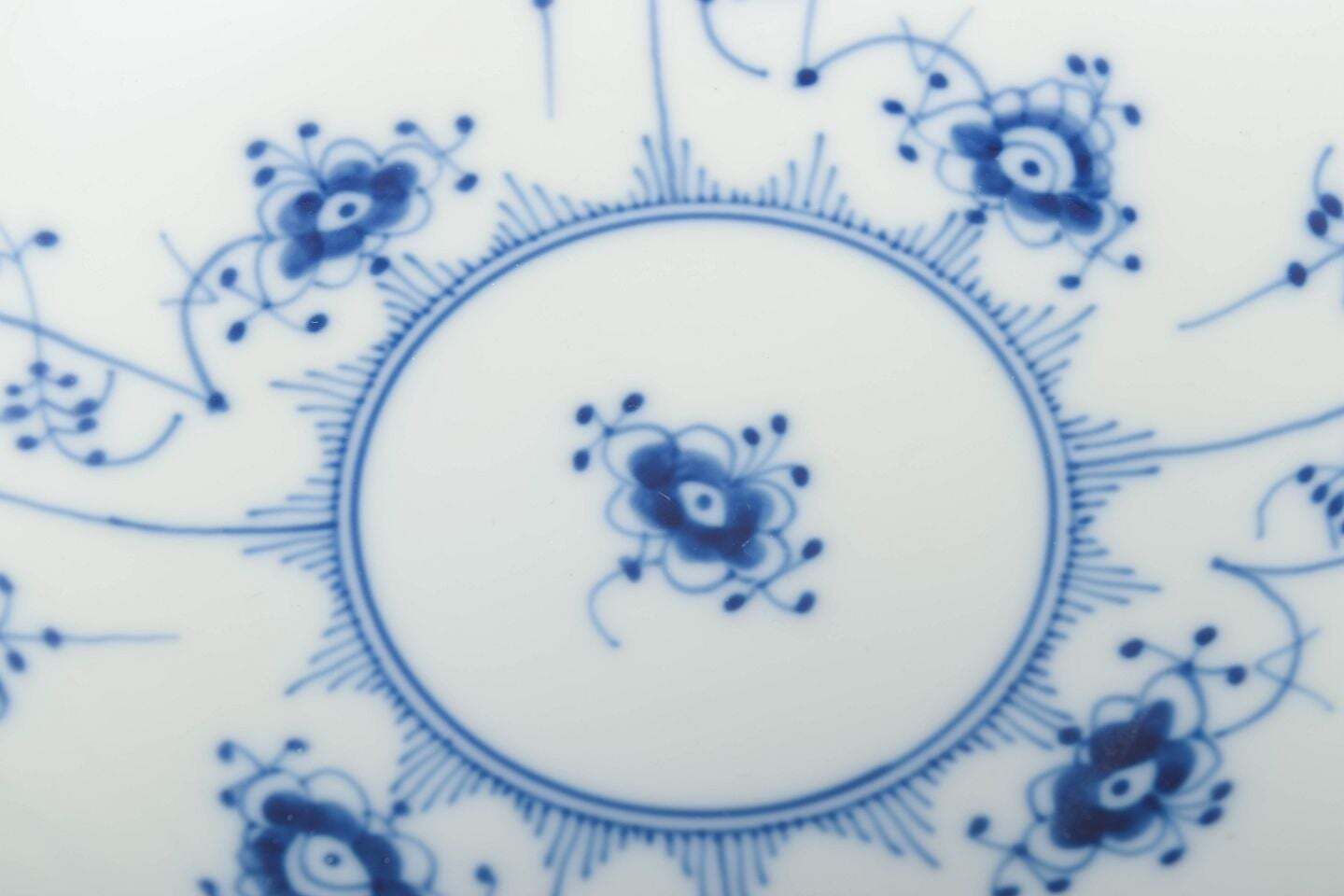 Royal Copenhagen, Blue Fluted Half Lace. Grote Slakom in Porselein, jaren 1980 photo for sale