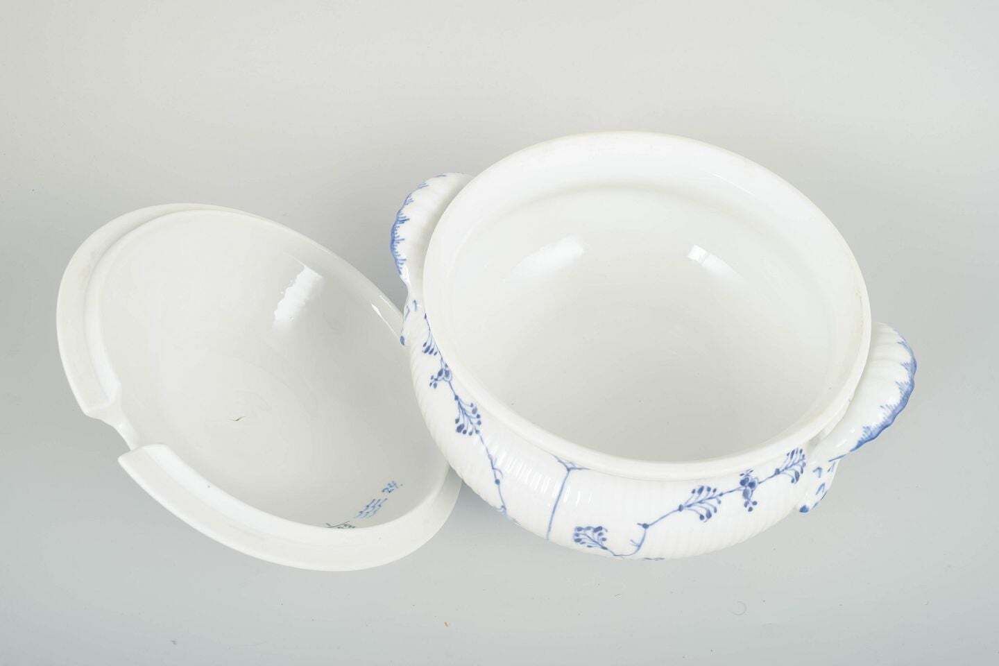 Royal Copenhagen, Blue Fluted Plain. Grande soupière en porcelaine, années 1920. photo for sale