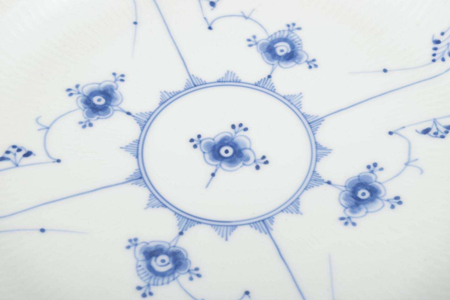 Royal Copenhagen, Blue Fluted Plain. Grand plat de service rond en porcelaine, années 1920 photo for sale