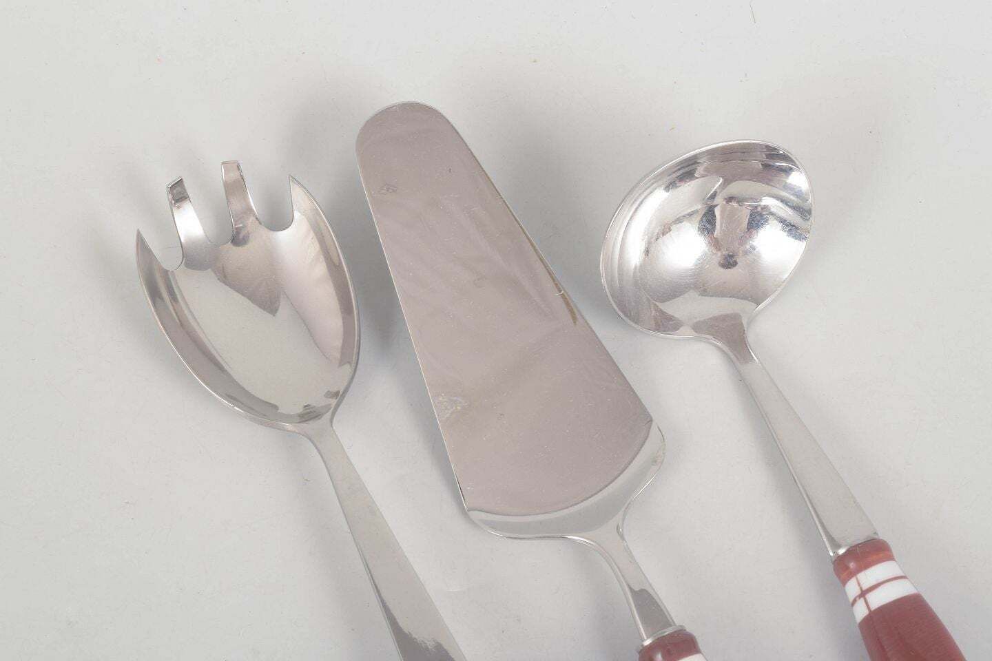 Bjørn Wiinblad, Rosenthal. Drie serveerstukken in roestvrij staal en porselein photo furniture