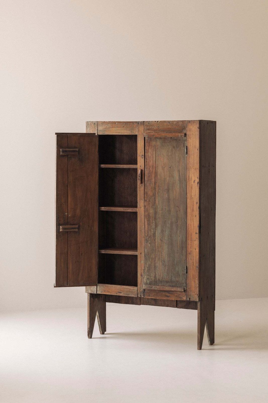 photo furniture Spaanse primitieve hoge kast met uitzonderlijke patina, 19e eeuw.
