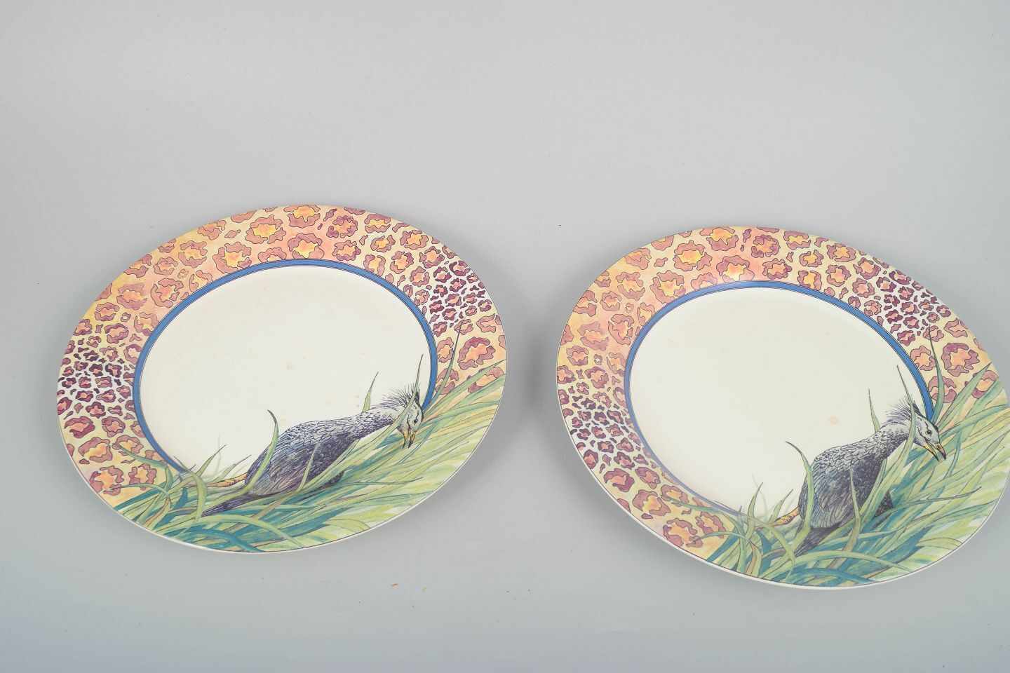Gien, France. « Savane », lot de deux grandes assiettes plates en faïence, années 1980. photo furniture
