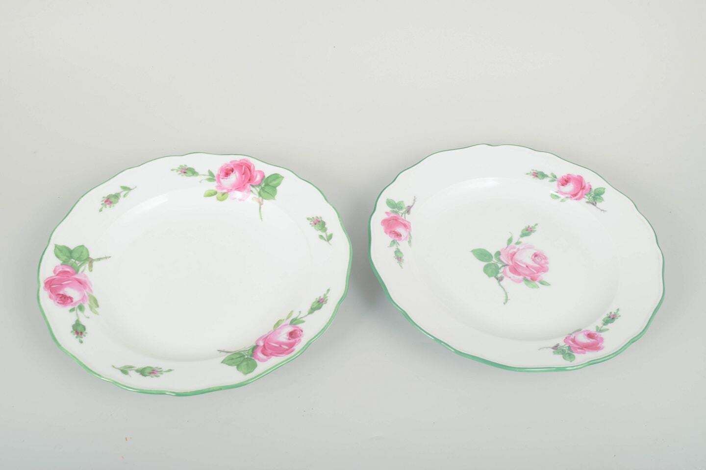 Meissen. Deux assiettes de table en porcelaine à décor de roses roses. Années 1930 photo furniture