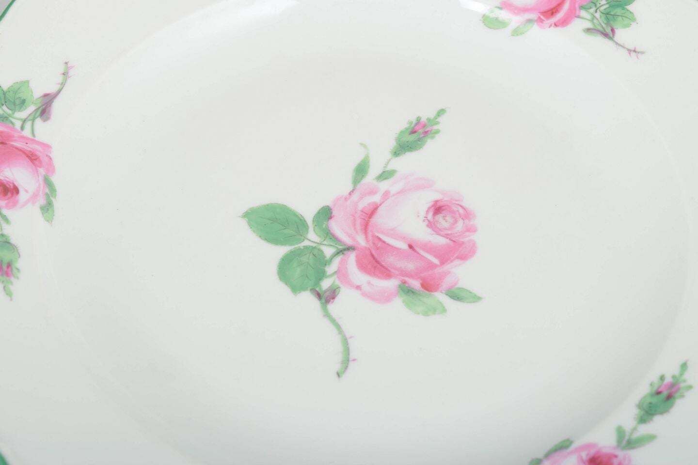 Meissen. Deux assiettes de table en porcelaine à décor de roses roses. Années 1930 photo for sale