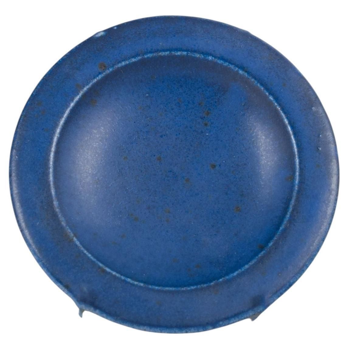 Saxbo, Denemarken. Klein Stoneware Schaaltje met Diepblauwe Glazuur. Midden 20e Eeuw.