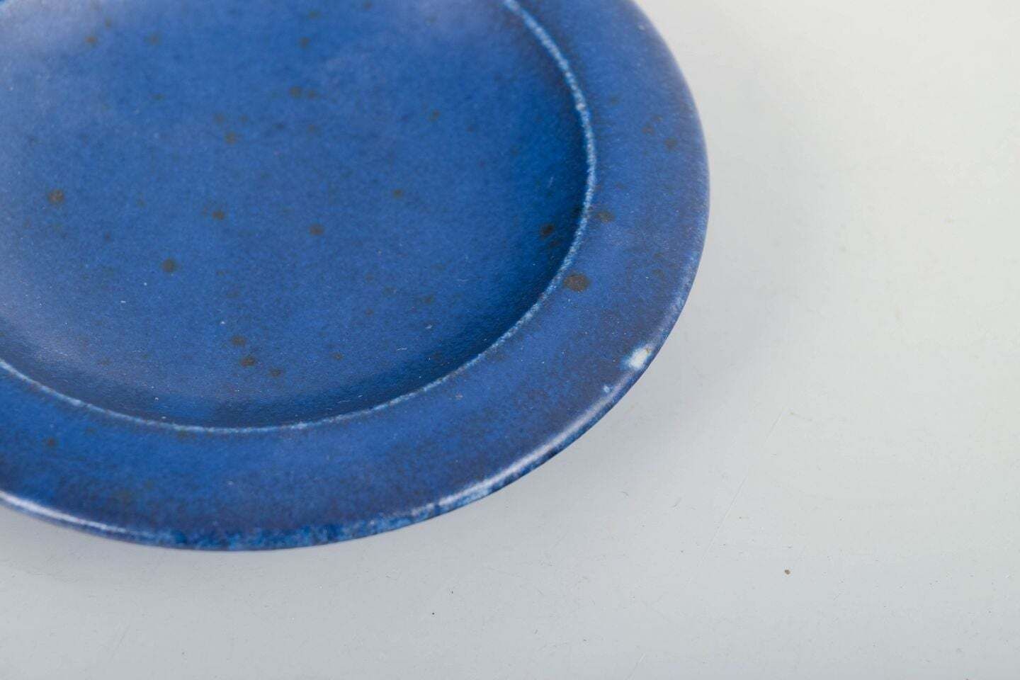 Saxbo, Denemarken. Klein Stoneware Schaaltje met Diepblauwe Glazuur. Midden 20e Eeuw. photo for sale