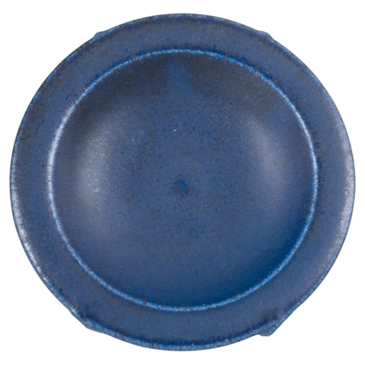 Saxbo, Danemark. Petite coupe en grès, glaçure bleu profond. Milieu du XXe siècle.