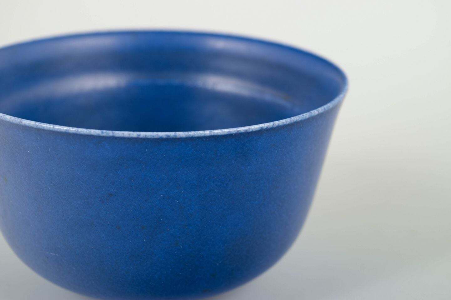 Bol en céramique Saxbo, glaçure bleu profond, milieu du XXe siècle photo for sale