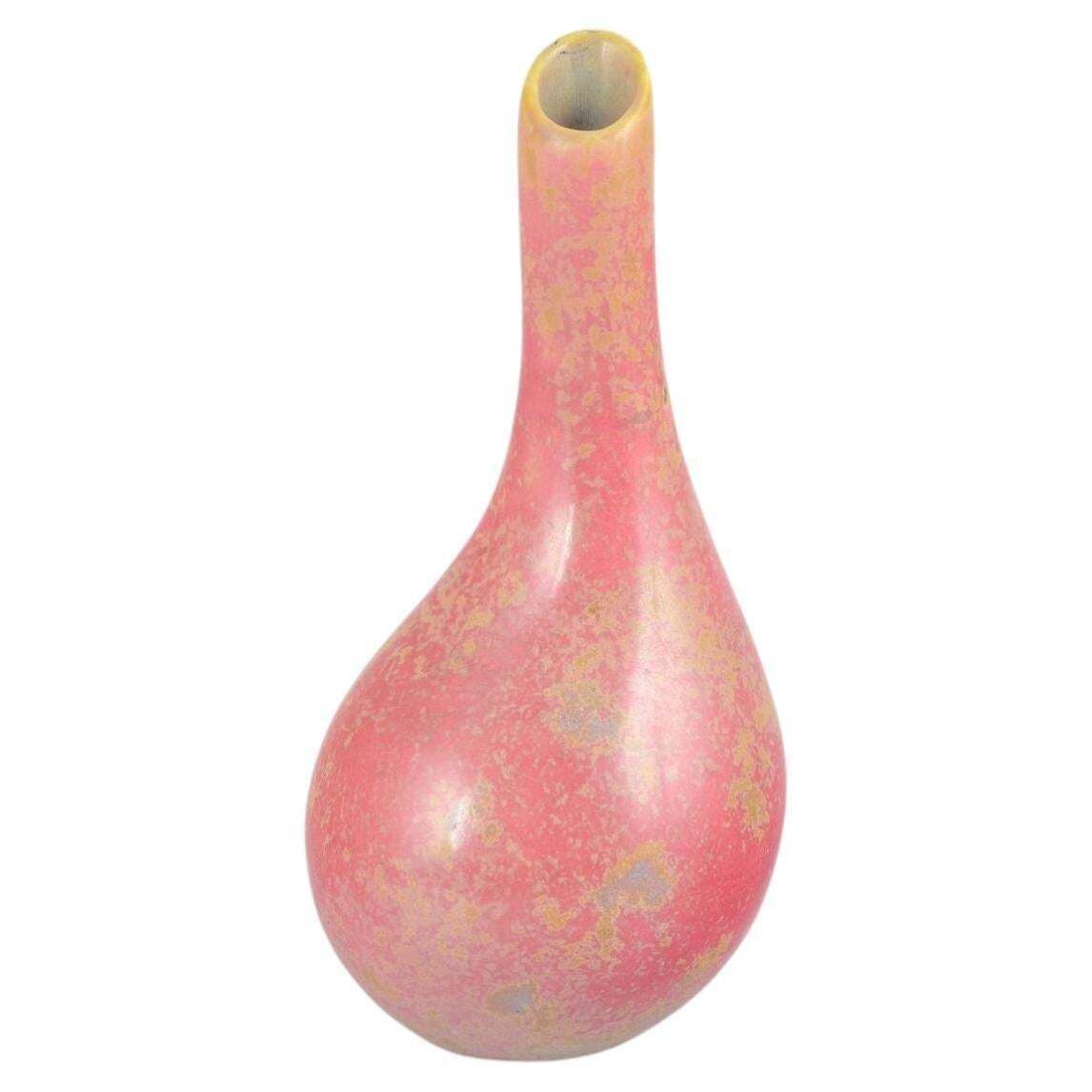 Hans Hedberg voor Biot. Druppelvormige vaas met roze en geel gemarmerd glazuur.
