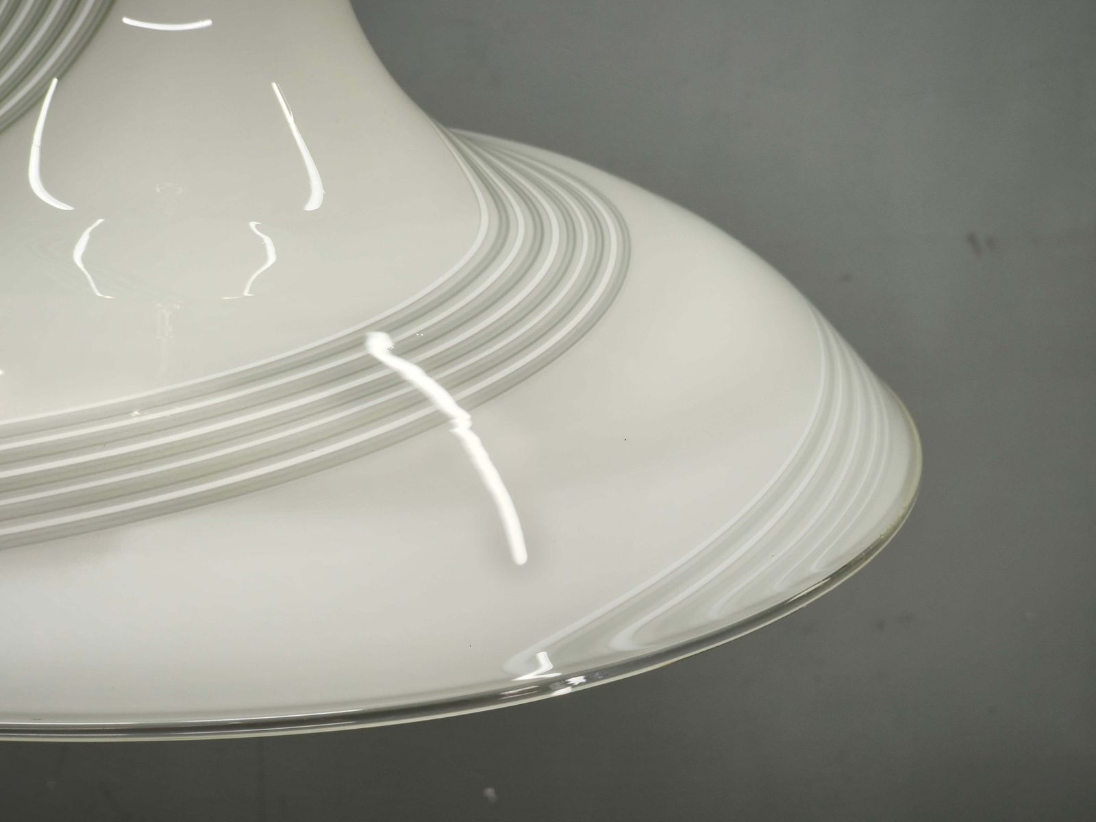 Suspension italienne en verre de Murano à décor tourbillonnant, avec laiton, années 1970 photo Luminaires
