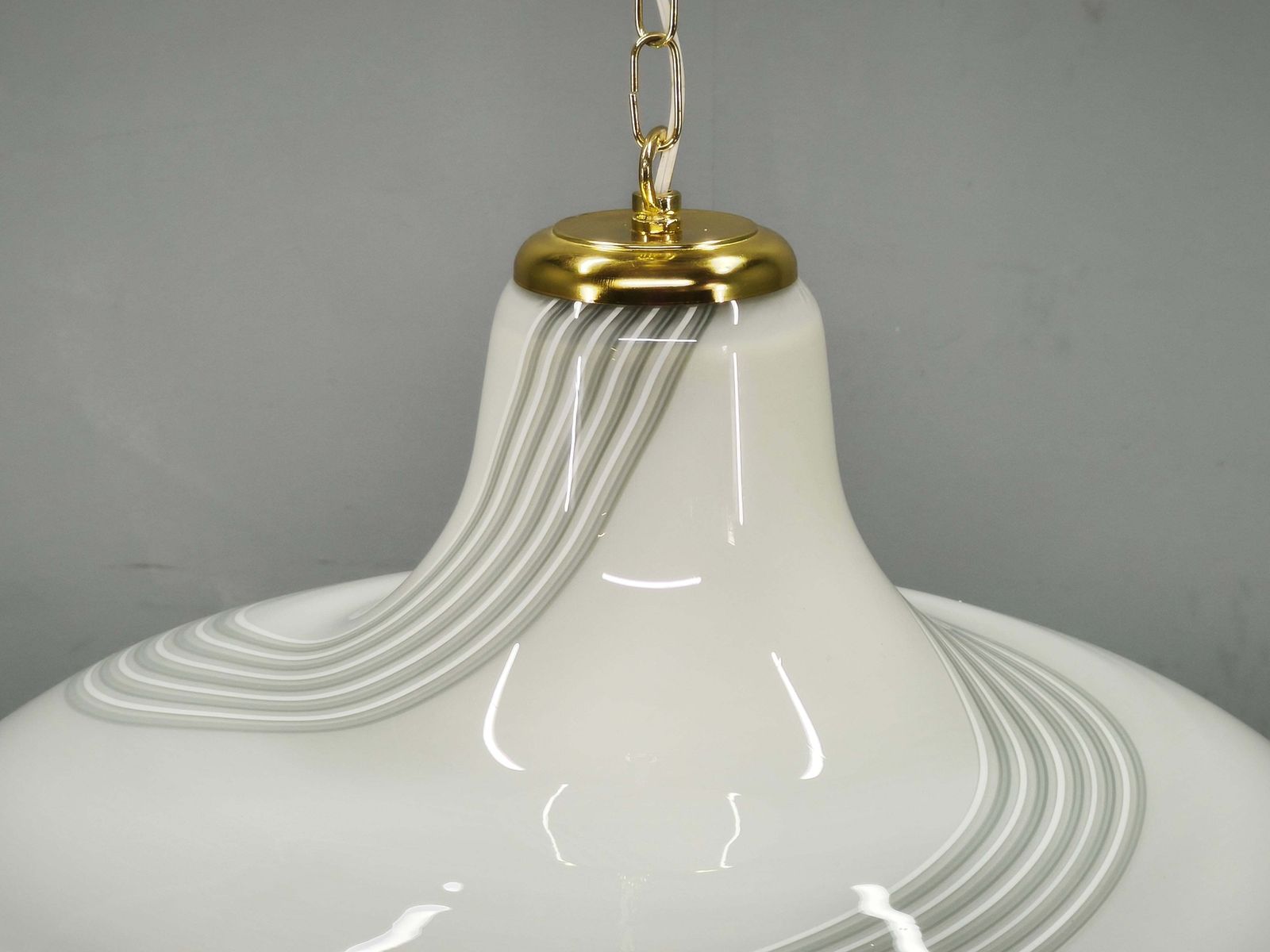 Suspension italienne en verre de Murano à décor tourbillonnant, avec laiton, années 1970 photo vintage