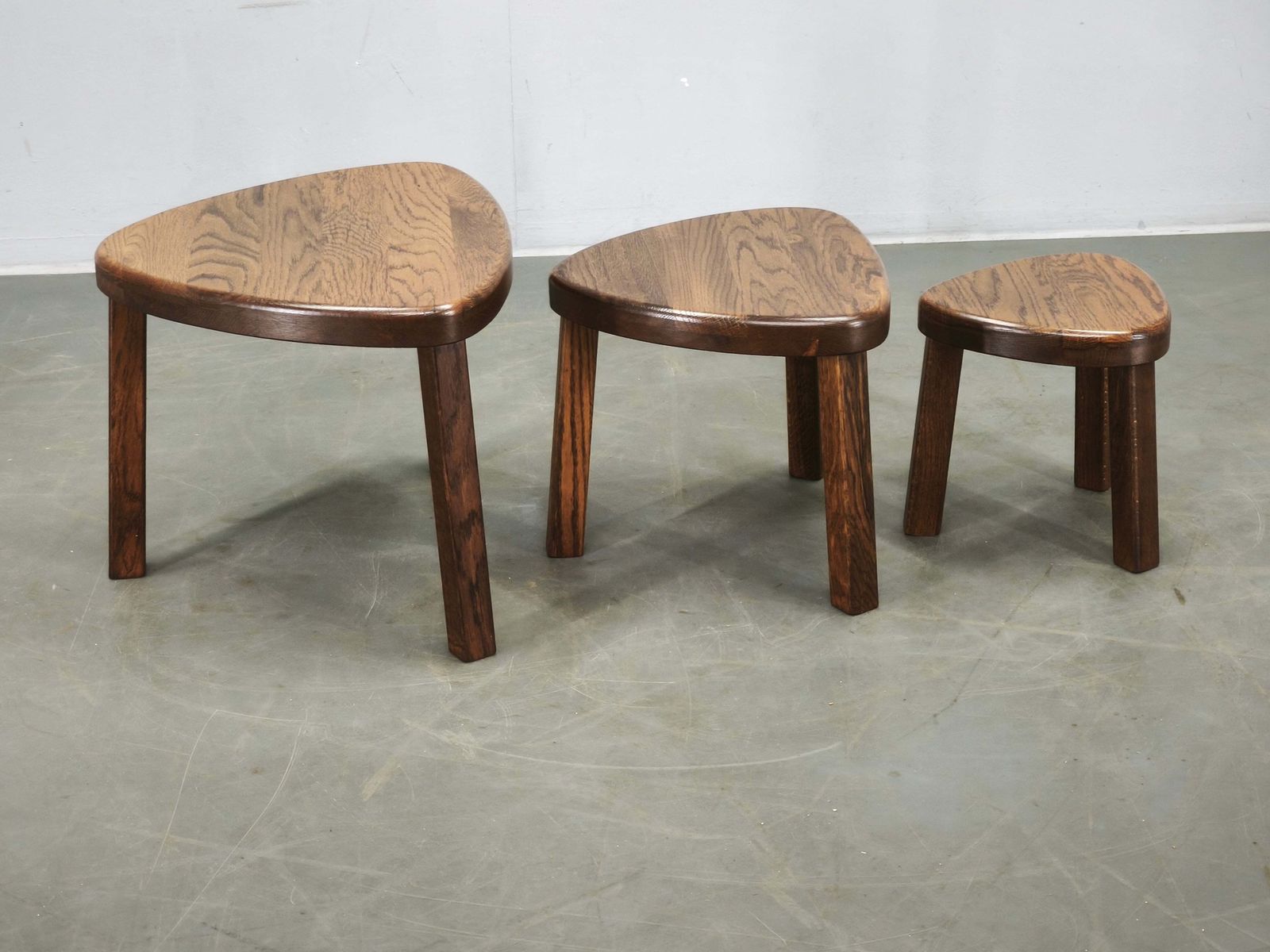 photo for sale Tables gigognes mid-century en chêne massif, Tchécoslovaquie, années 1960, lot de trois