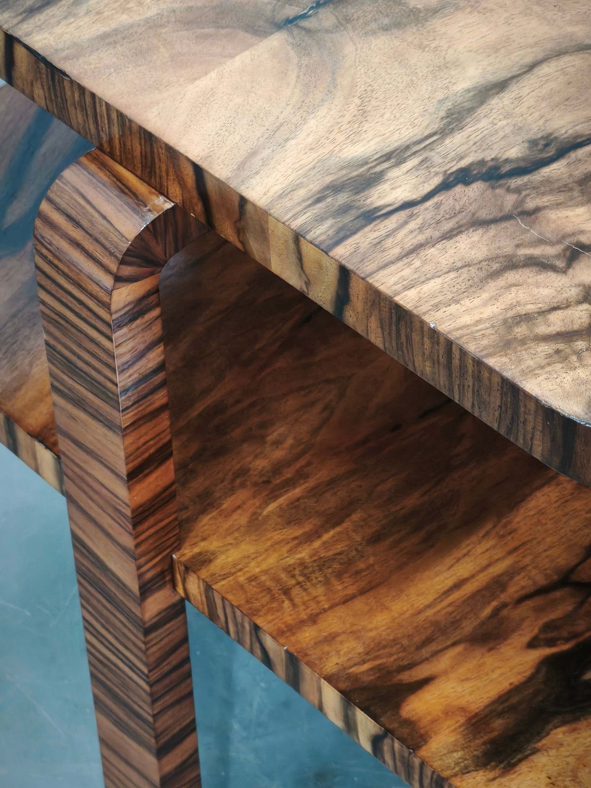 Table basse Art Déco à deux plateaux en noyer, Tchécoslovaquie, années 1930 photo vinterior