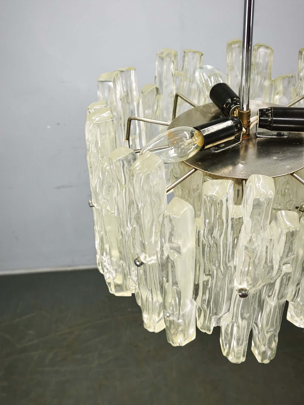Oostenrijkse Hanglamp met Getextureerd Glas ca. jaren 1960, toegeschreven aan J.T. Kalmar photo vinterior