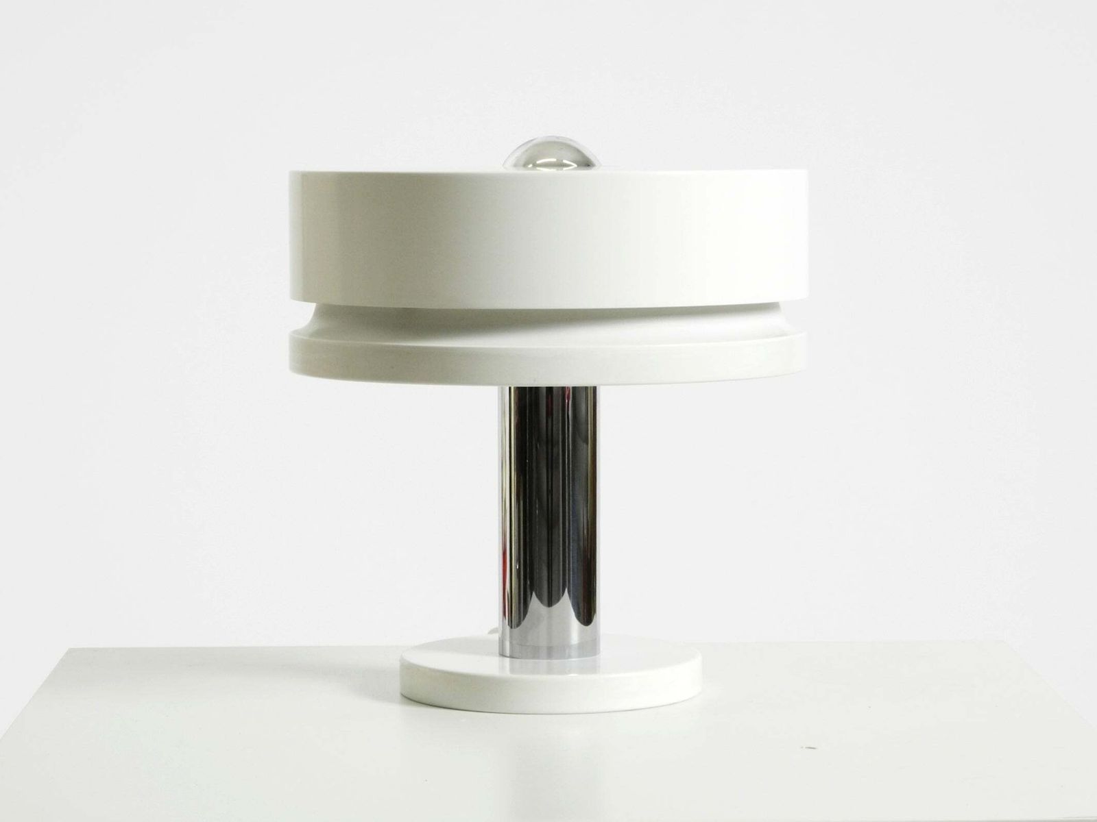 Lampe de table Space Age en métal blanc, années 1960, par Kaiser Leuchten, en très bon état photo furniture