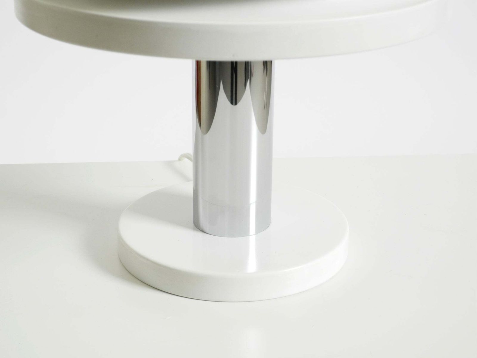 1101.0 Lampe de table Space Age en métal blanc, années 1960, par Kaiser Leuchten, en très bon état photo