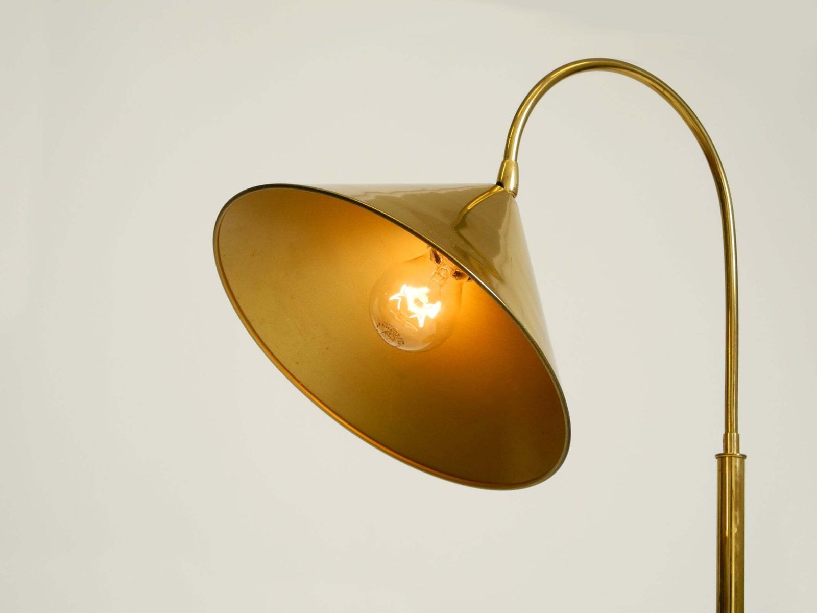 photo vinterior Large, Original Mid Century Modern Brass Table Lamp With A Conical Shade
