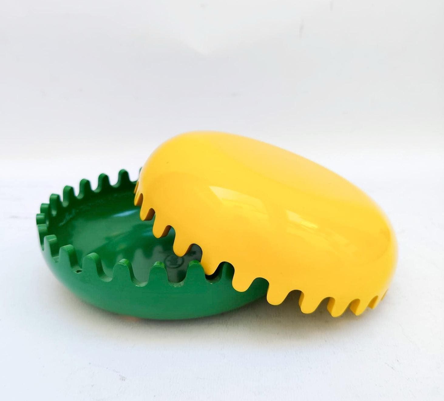 Clam Box Ashtray ontworpen door Alan Fletcher, Space Age Furniture, jaren 1970, gele en groene reclamebijen